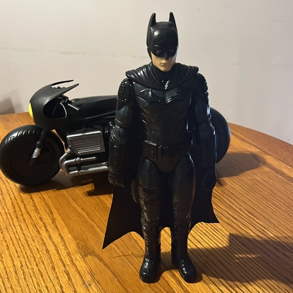 Batman Motorcycle and Action Figures - Picture 4 of 6